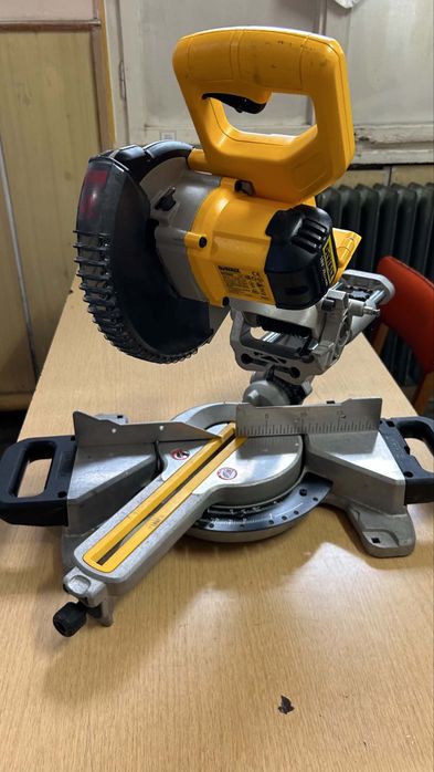 Потапящ циркуляр с Герунг DEWALT 18W