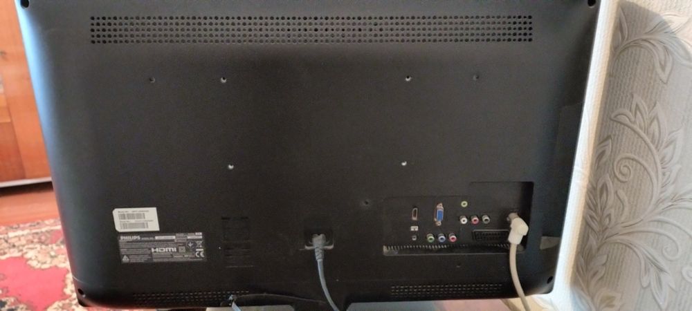 Телевизор жидко-кристалический.