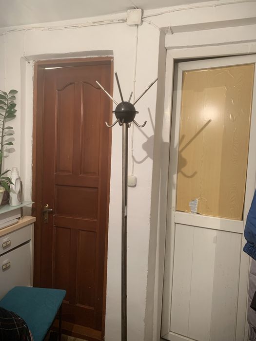 Продам железную вешалку для верхней одежды