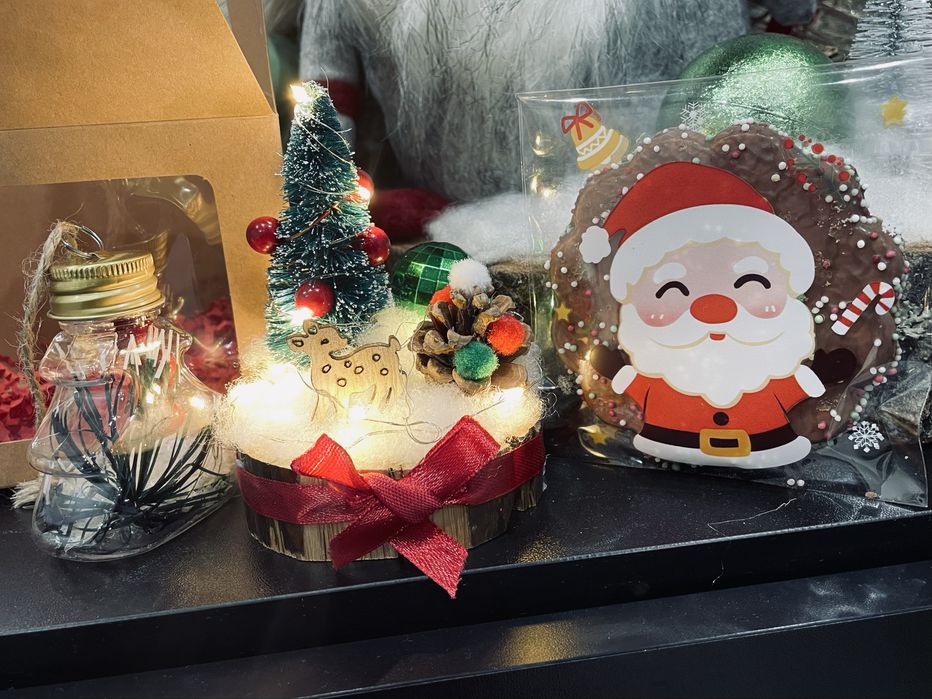 Коледни подаръчета и декорации