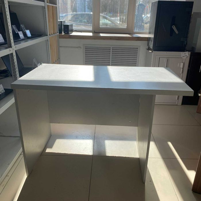 стол белый деревянный продаем