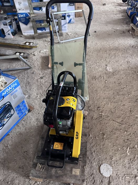 Talpa compactoare 70 kg  4t benzina