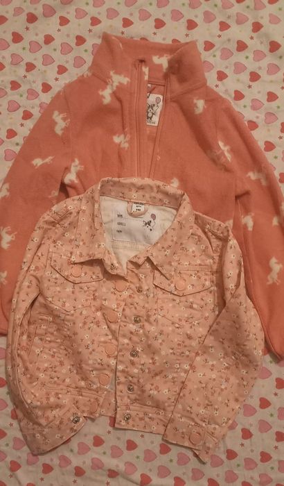 Продаются детские вещи.