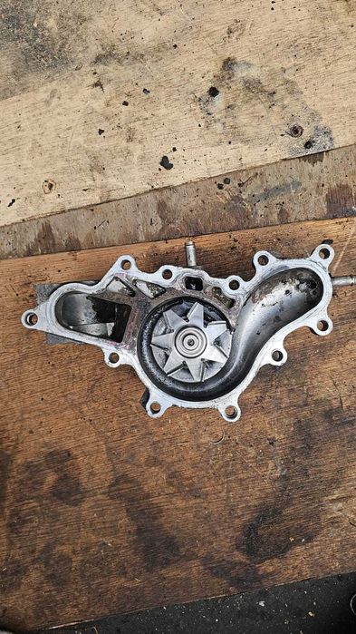 Помпа на Toyota Land Crusier 200