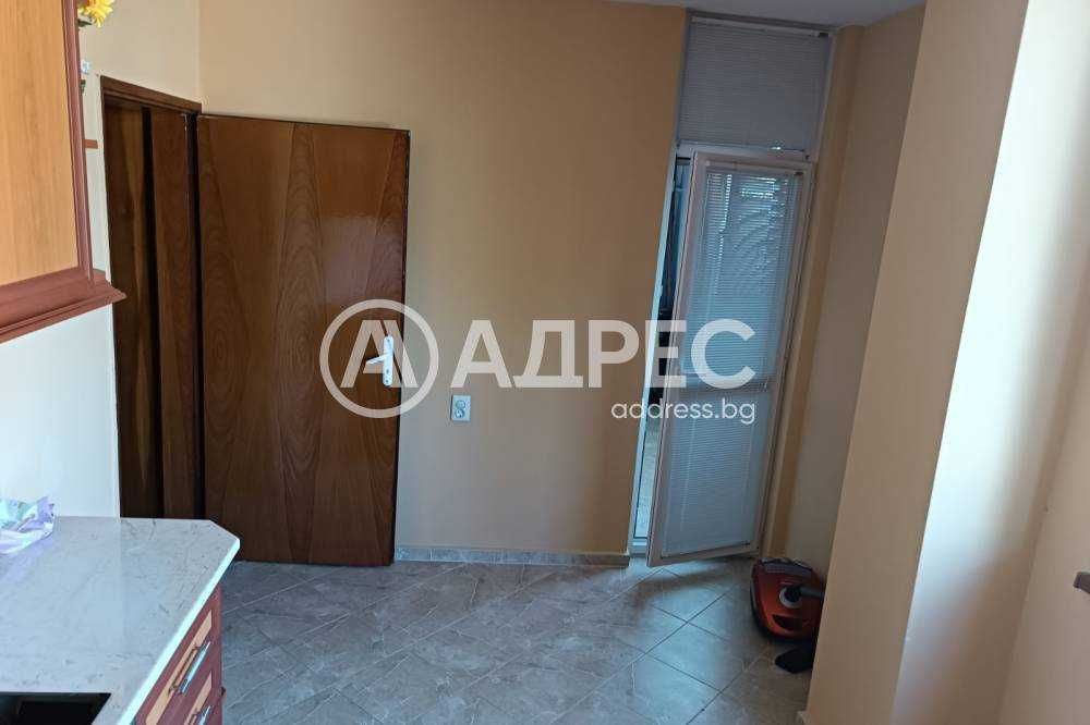Тухлен тристаен апартамент в района на ОУ "Отец Паисий"