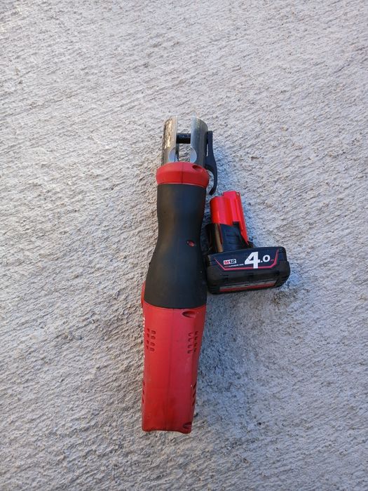 Акумулаторна хидравлична преса за кримпване на пресфитинги Milwaukee M