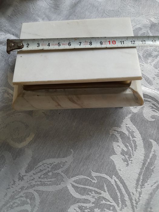 Мраморна статуя,кутия и ретро дамски колан