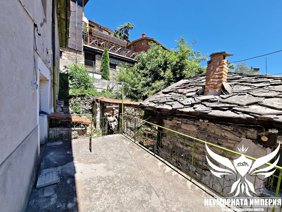 Триетажна къща с постройки 145РЗП с 194кв. в двор село Орехово