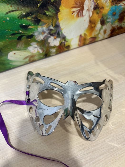 Карнавальная серебряная маска