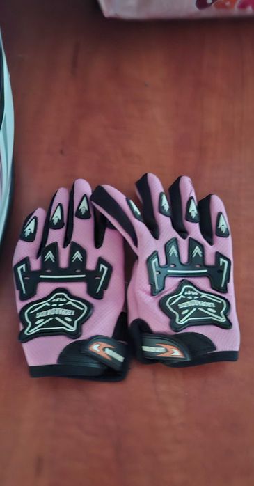 Детска каска и ръкавици