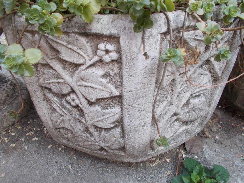 Кашпа , саксия отлят калъп от мраморно брашно, мозайка  и бял цимент