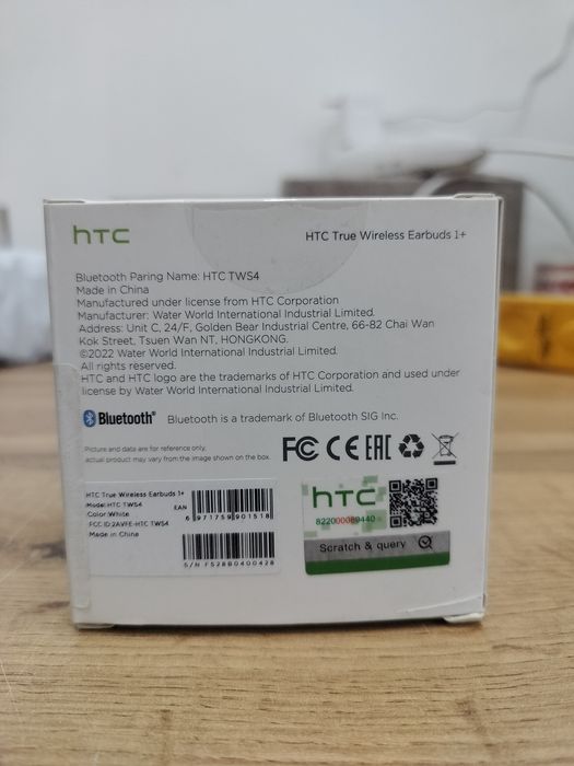 HTC TWS4 в белом цвете.