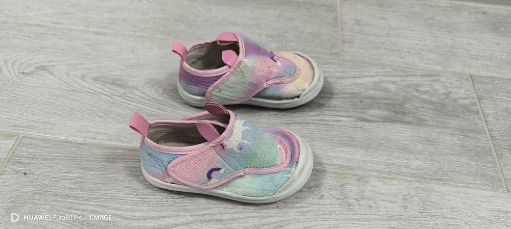 Подарявам детски обувки