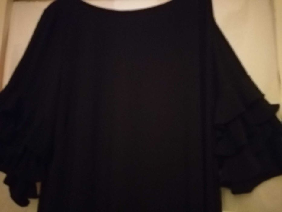 Rochie moderna cu maneci cu volane