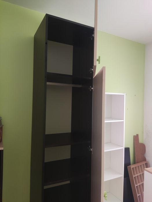 Продавам висок единичен гардероб 240х50х50