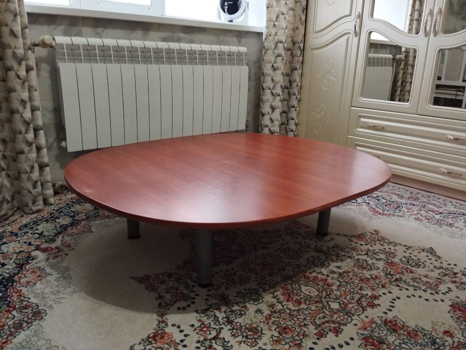 Продам стол в отличном состояний