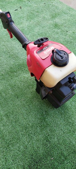 Бензинов тример .