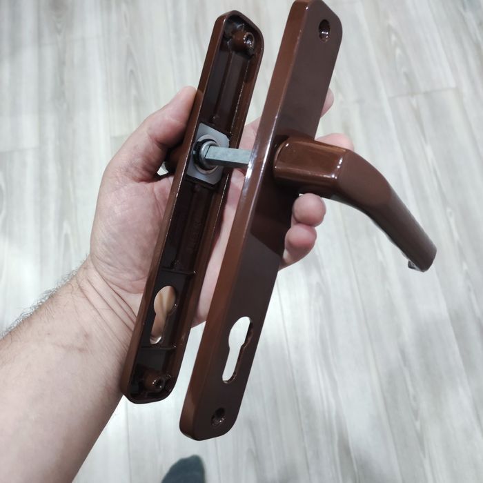 Алюминиевые ручки на двери