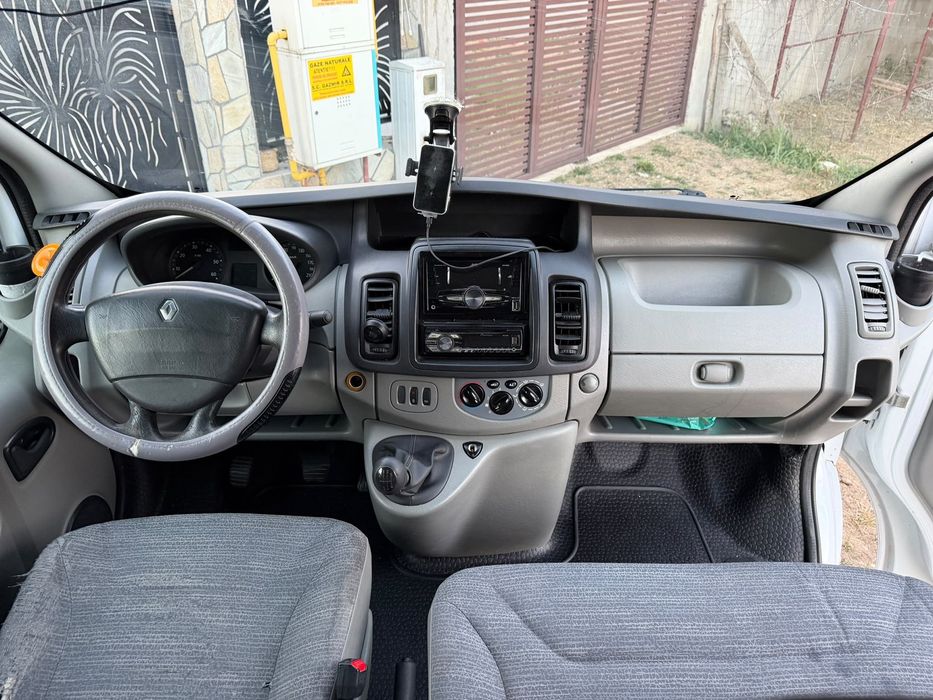 Renault Trafic 2.0 dCi • 2013 • 6 locuri • 275.900 km