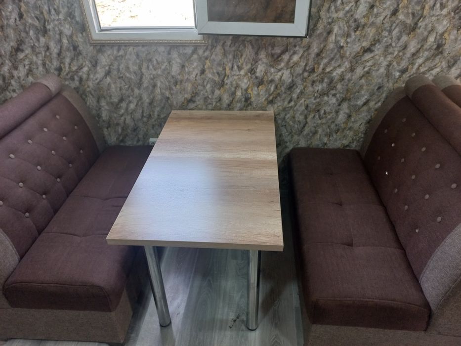 Диваны и стол стулья .