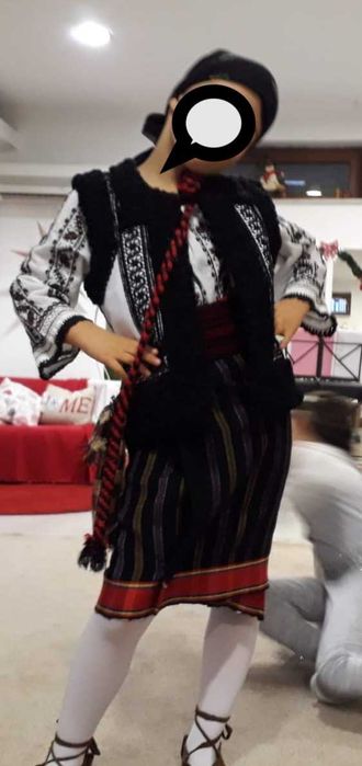Costum popular autentic pentru fetiță, lucrat manual, achizitionat de la un artist popular din zona Bucovinei.