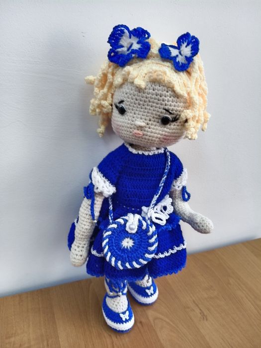 Вязаная игровая кукла