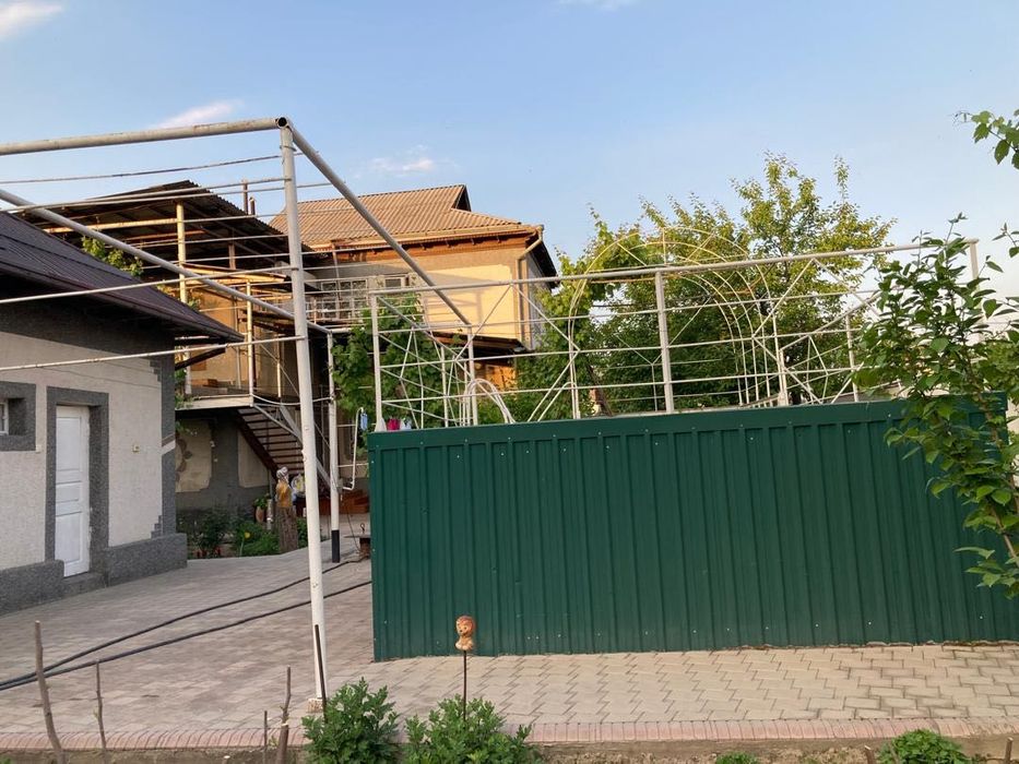 Дом на земле,двухэтажный большой. uy sotiladi.Уй сотилади