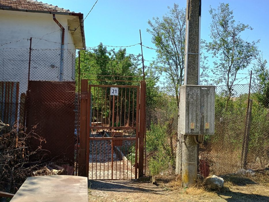 Къща с двор с.Изворско