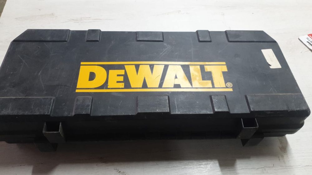 Fierăstrău sabie Dewalt electric
