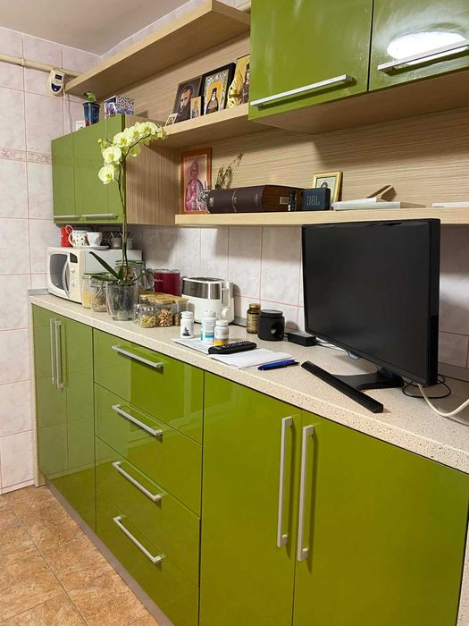 Vand mobila de bucatarie,  microunde, aragaz, scaune etc