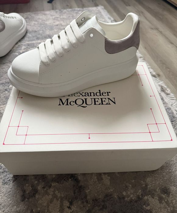 Vând Alexander Mcqueen