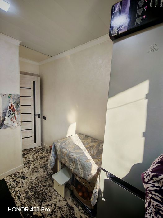 Dom sotiladi 1chi etajda  2xona yevro remont 39kv podvoli bilan