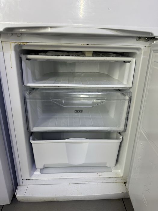 Продается холодильник с морозильным отсеком