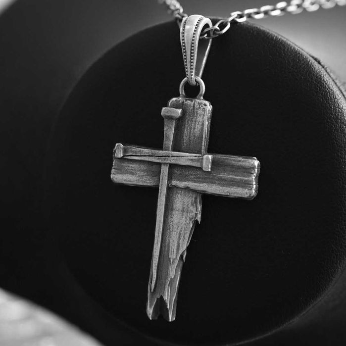 Сребърен медальон 925 – масивен мъжки кръст, символ на вяра.
