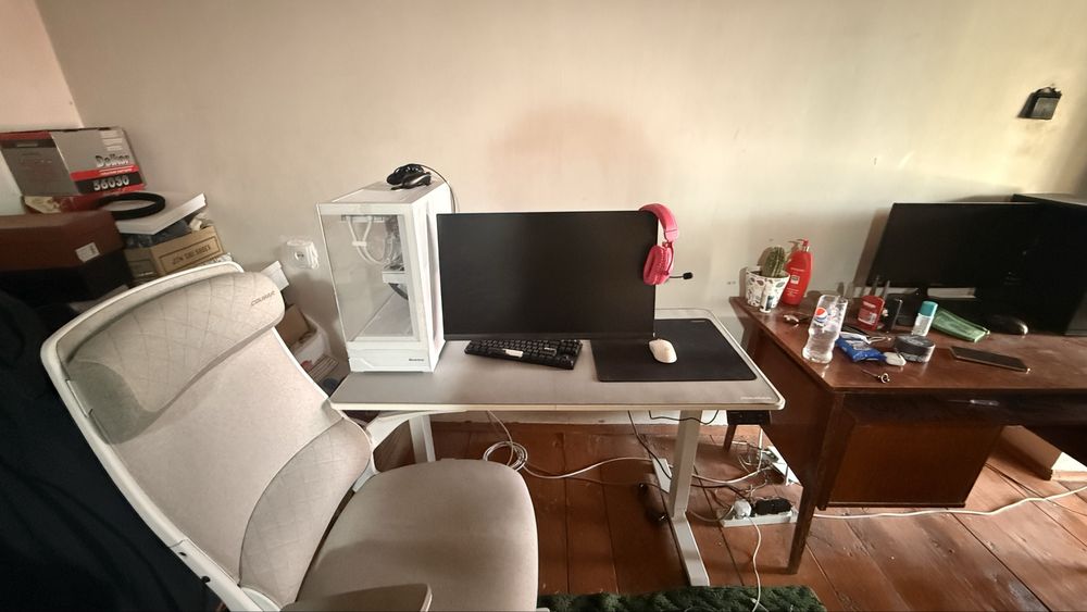 computer set up white tayyor
