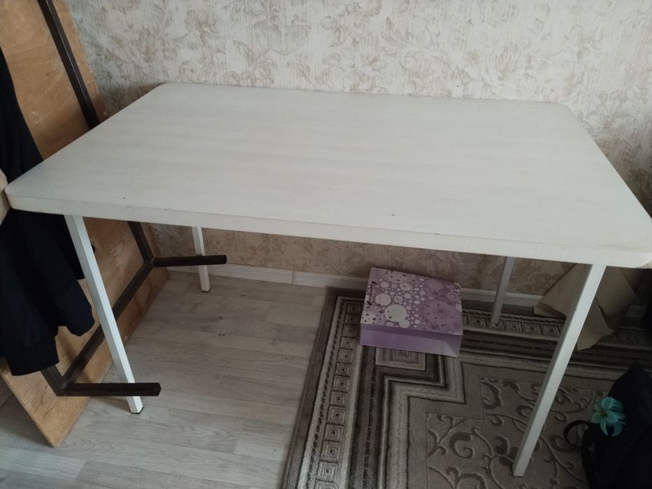 Продам стол с железными