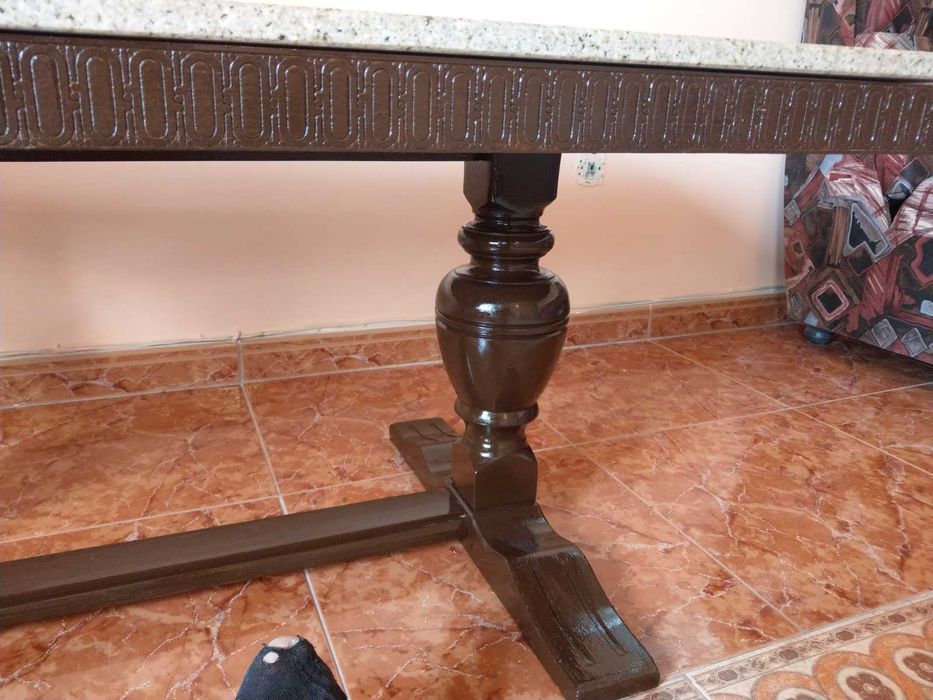 Продавам много запазена холна маса