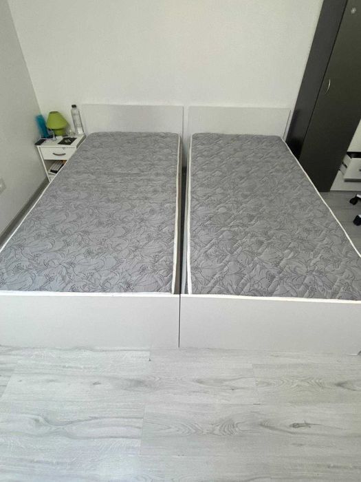 Vand 2 paturi dimensiune 90/200, culoare alb cu saltea inclusa, folosite dar, in stare foarte buna. Pret 250 lei bucata