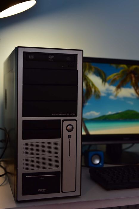 Компьютер в офис (с монитором, клавиатурой, мышью и колонками)