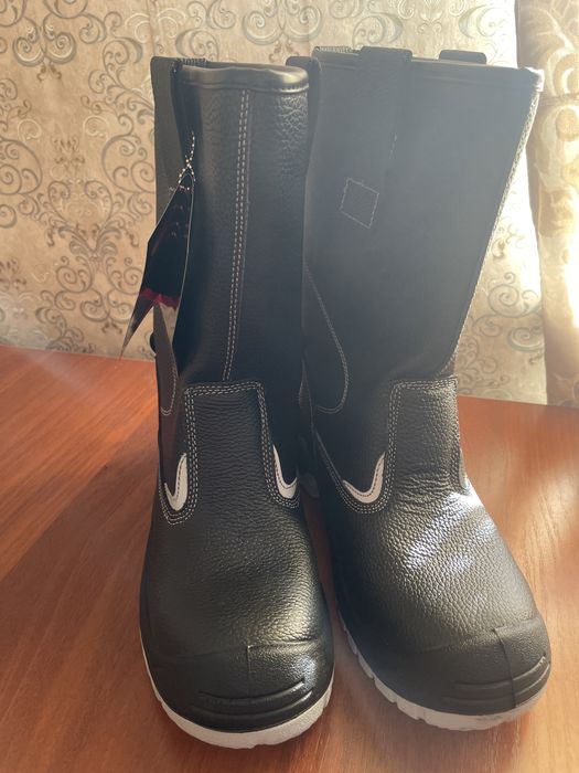 Продам сапоги новые