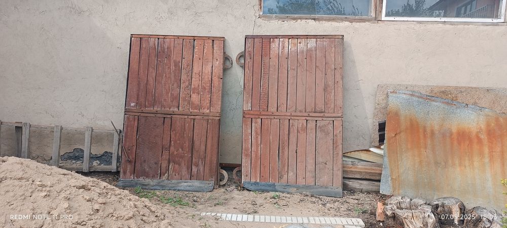 Трубы металл и полипропилен. Ворота.