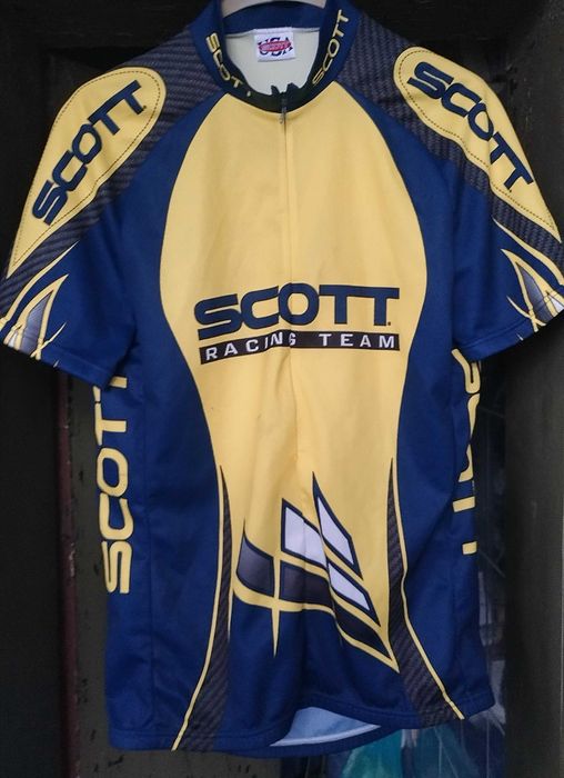 Много стари спортни облекла,