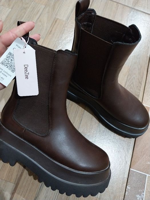 Ghete dama noi cu eticheta