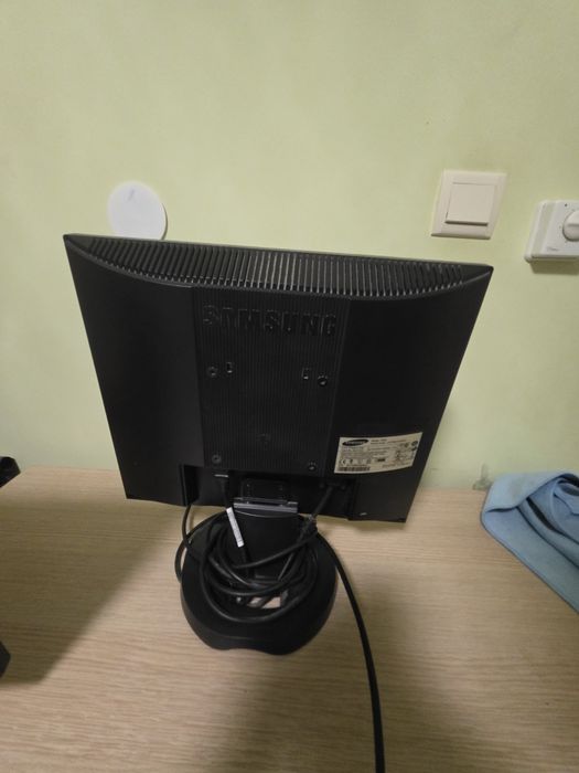 Това е 17-инчов LCD монитор Samsung SyncMaster 720N с резолюция 1280x1024 пиксела.