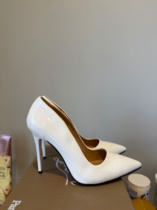 Елегантни бели кожени обувки №40 – само 40 €