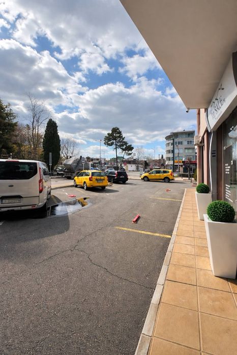 Отдава се търговско помещение 30 м² в центъра на Слънчев Бряг / Sunny Beach, район Автогара.