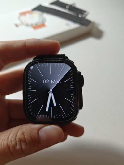 Часы с камерой на 180°.