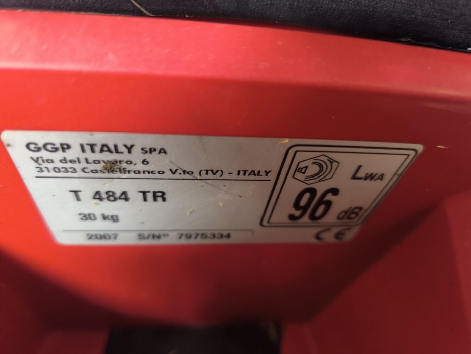Masina de tuns iarba  pe benzina