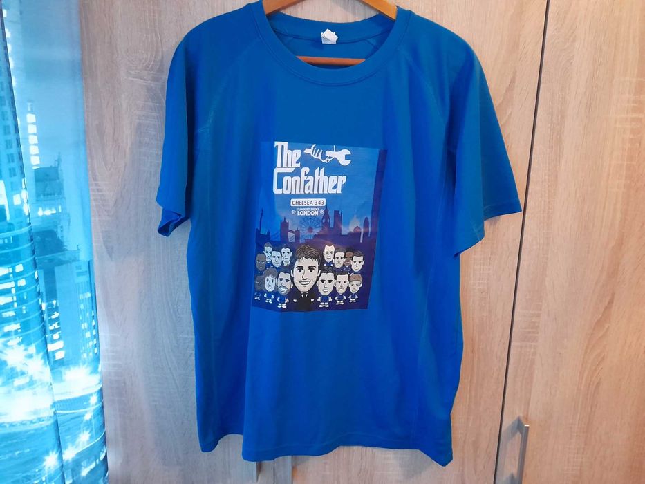 Тениски на футболни отбори и рок банди