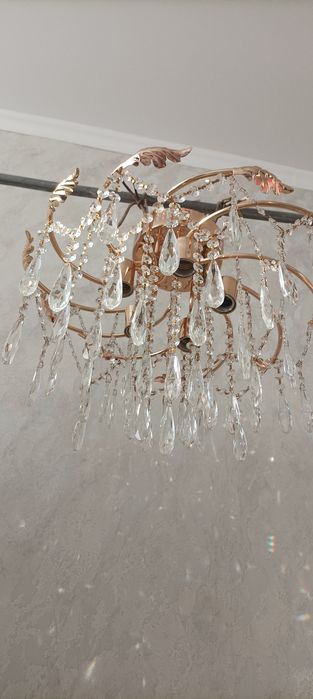 Продам красивую хрустальную  люстру